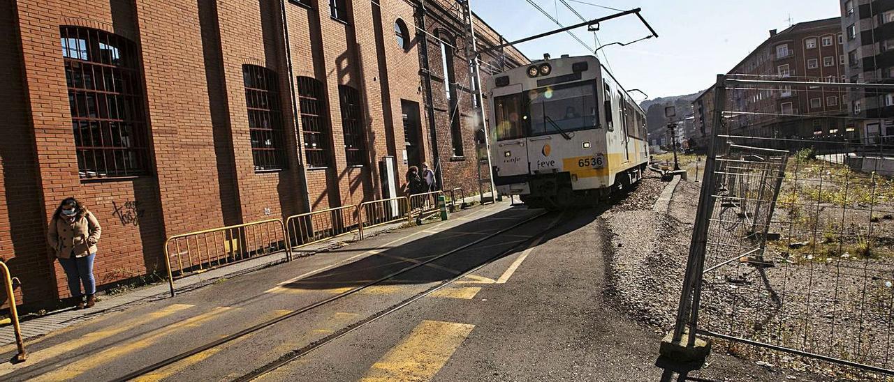 El tren de la línea de Feve circula por La Felguera. | Miki López