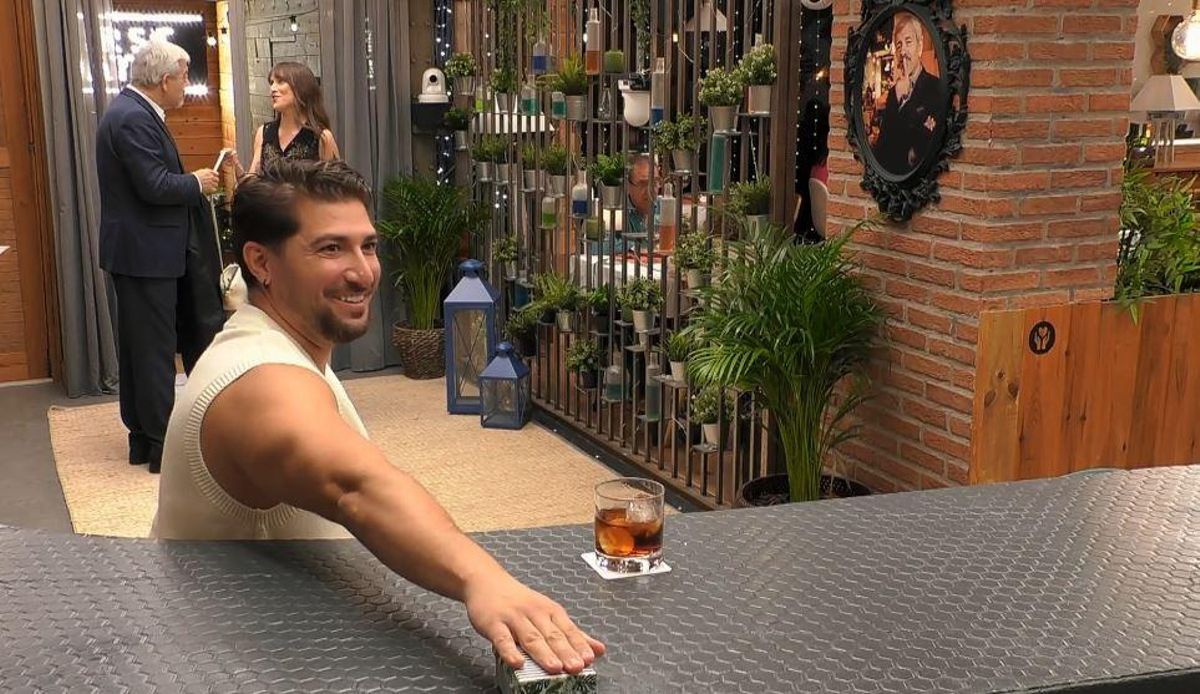 Edison entrega el regalo al camarero de 'First Dates'