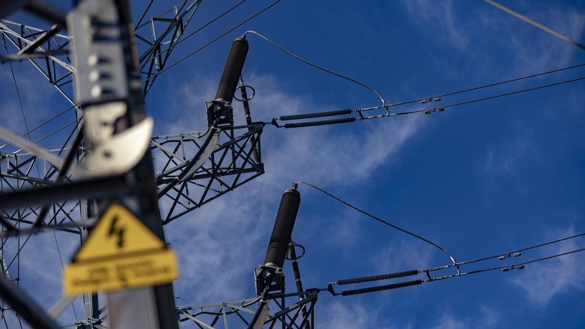 Una torre eléctrica de alta tensión