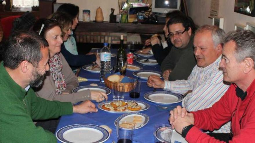 Un grupo de amigos de Cangas de Onís, degustando unos tortos en el restaurante Casa Chili de Sames.