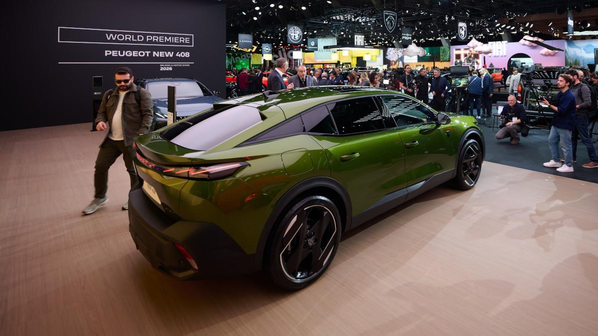 Yeni Peugeot 408 selefine çok benzer bir estetiği koruyor