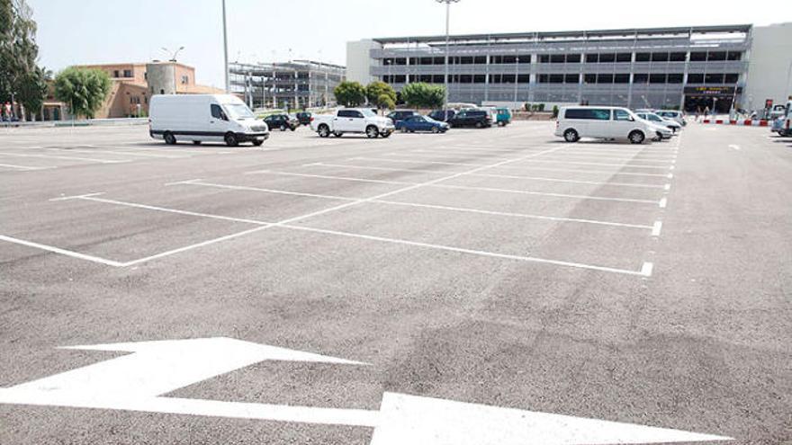 Un sector de la zona d&#039;aparcament de l&#039;aeroport de Girona, amb places buides, divendres passat.