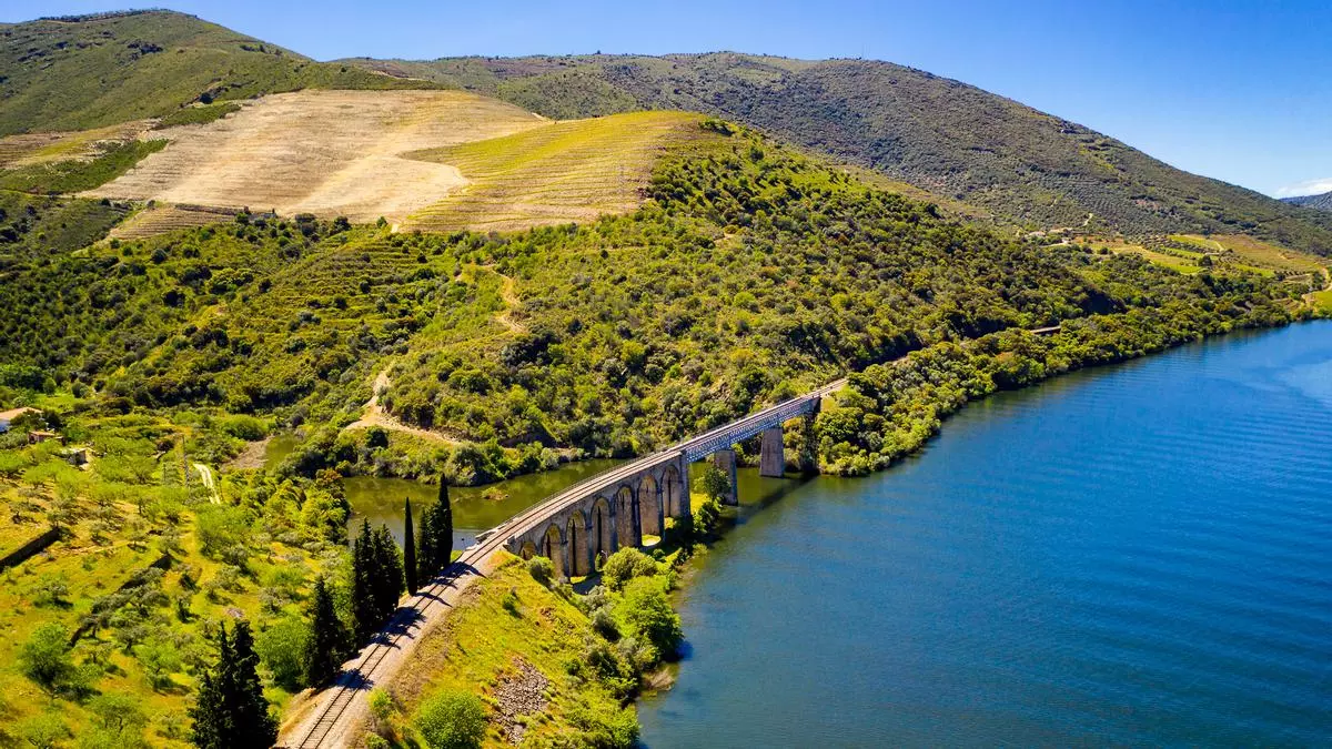 El viaje en tren más bonito de Europa cuesta menos de 15 euros y recorre los paisajes más impresionantes de Portugal