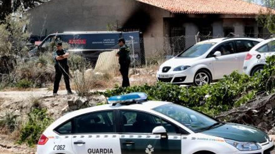 La Guardia Civil en la vivienda del crimen de La Vila.