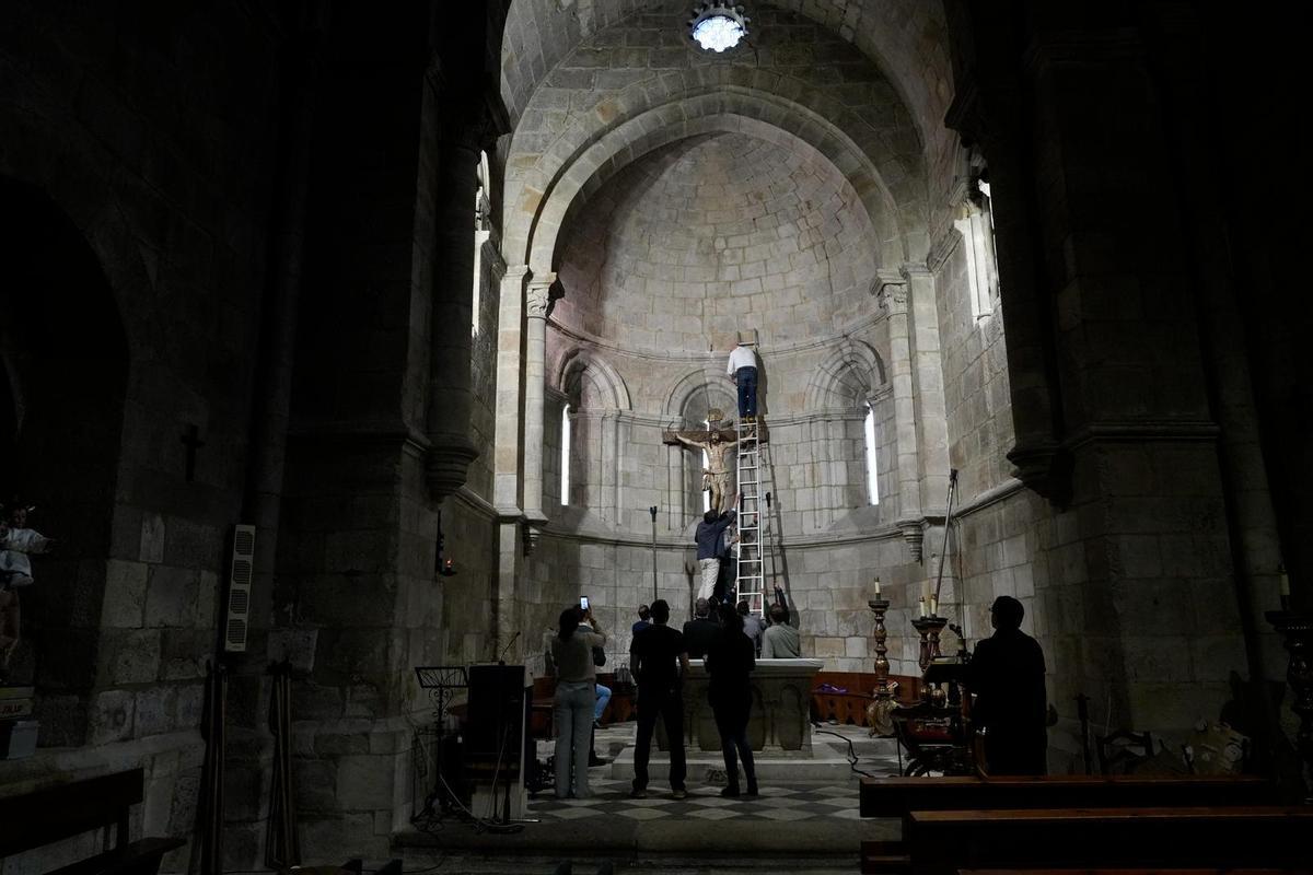 GALERÍA | Los hermanos de las Siete Palabras preparan el Cristo de la Agonía para la procesión del Martes Santo