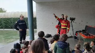 El colegio de La Fresneda recibe a la UME: el camión para la extinción de incendios fue la estrella de la jornada