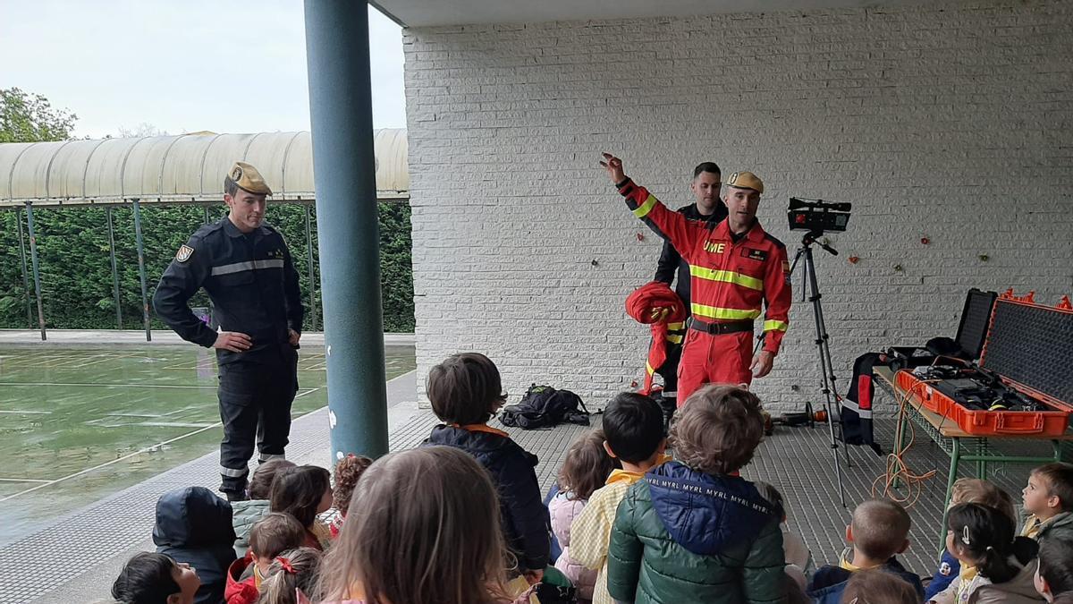 VÍDEO: La UME visita el colegio de La Fresneda