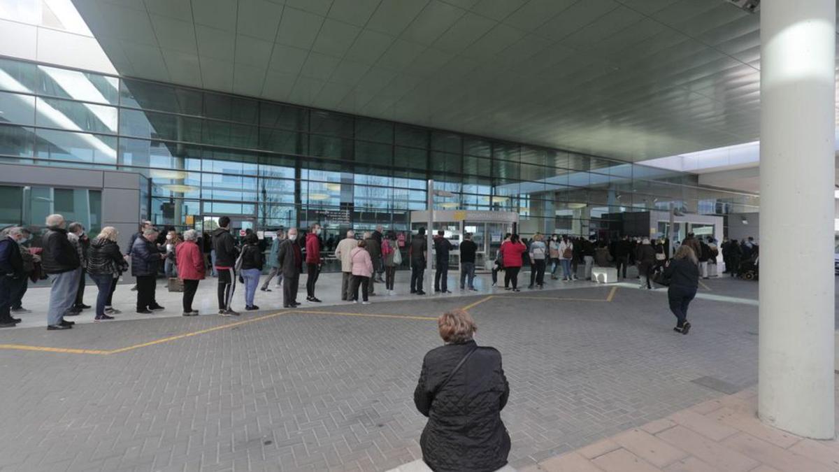 Cola el martes en Son Espases para pedir el pasaporte covid. | MANU MIELNIEZUK