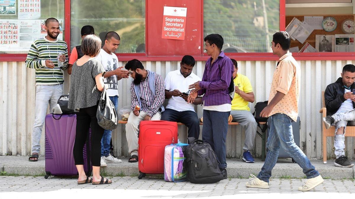 Inmigrantes en el campamento de la Cruz Roja Italiana en Ventimiglia.