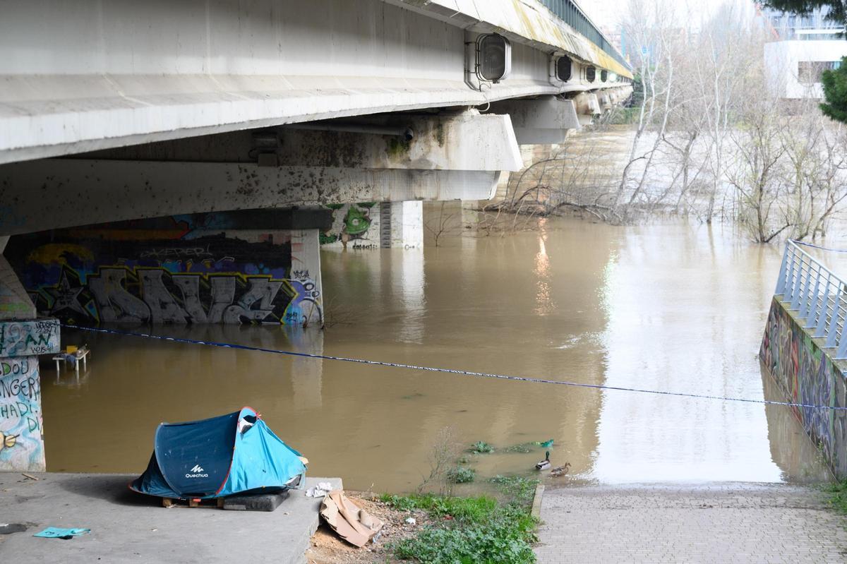 Así afecta la crecida del río Ebro a la gente sin hogar