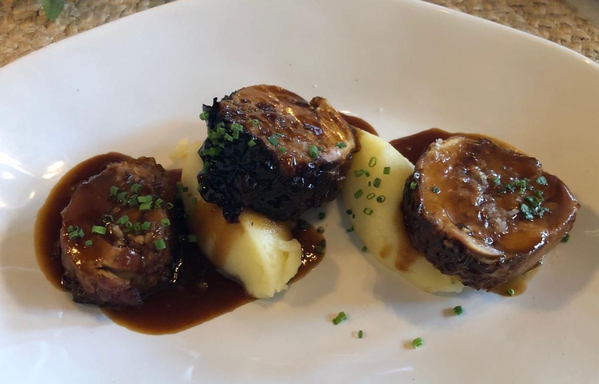 Capó farcit a la catalana, un altre dels plats de Nadal del Mas de Torrent.