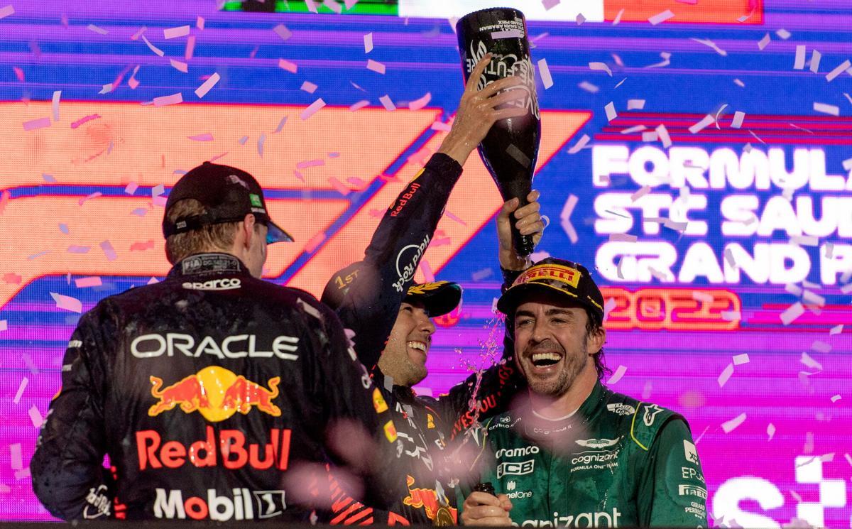 Fernando Alonso, junto a Checo Pérez y Verstappen celebrando en el podio en Jeddah en 2023