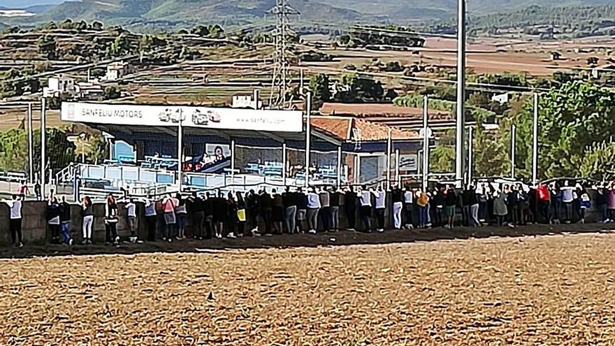 Familiars dels jugadors del Gimnàstic i dels equips rivals veuen el partit darrere d&#039;una paret, sense distàncies