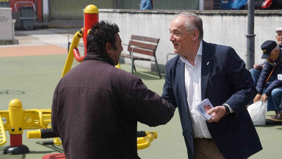 Miguel Lorenzo saluda a un vecino en la Sagrada Familia.