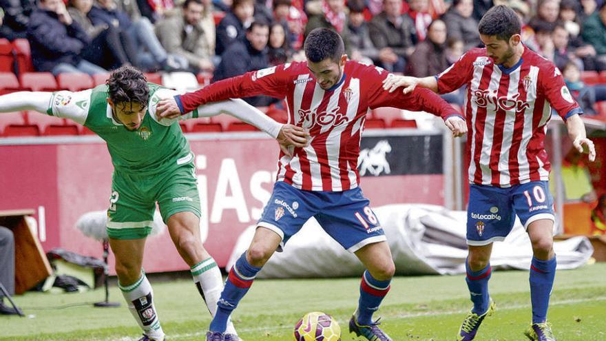 Isma López protege el balón ante Nacho Cases y la presión de un jugador del Betis.