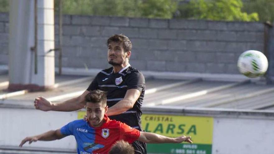 Jairo disputa un balón con un futbolista del San Sebastián de los Reyes en el &quot;Memorial Julio Cadenas&quot;.