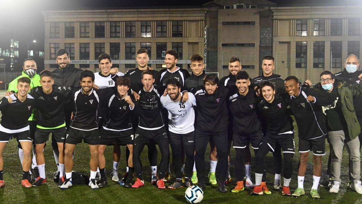 La plantilla del Victoria, ayer en el entrenamiento en el campo de A Grela. |  // CARLOS PARDELLAS