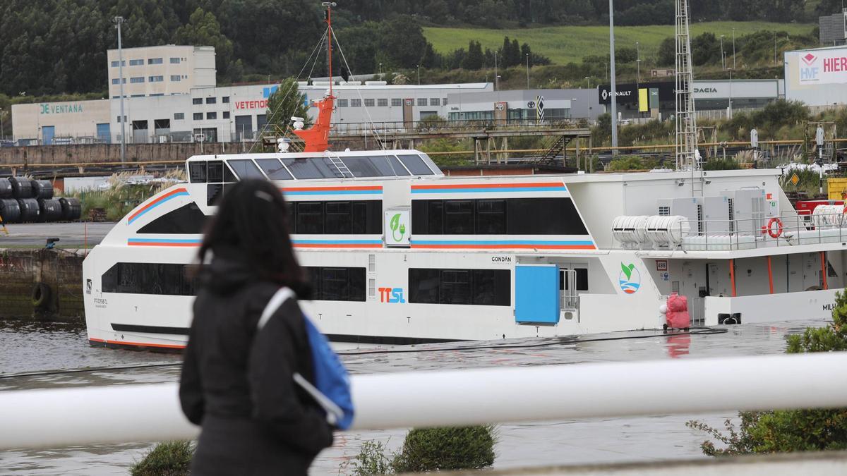 Nueva visita de los catamaranes eléctricos de Gondán. Los catamaranes eléctricos de Gondán diseñados como ferris de pasaje para la empresa portuguesa Transtejo, para transporte público regular en el río Tajo en la zona de Lisboa, continúan en pruebas estos días en la ría de Avilés.