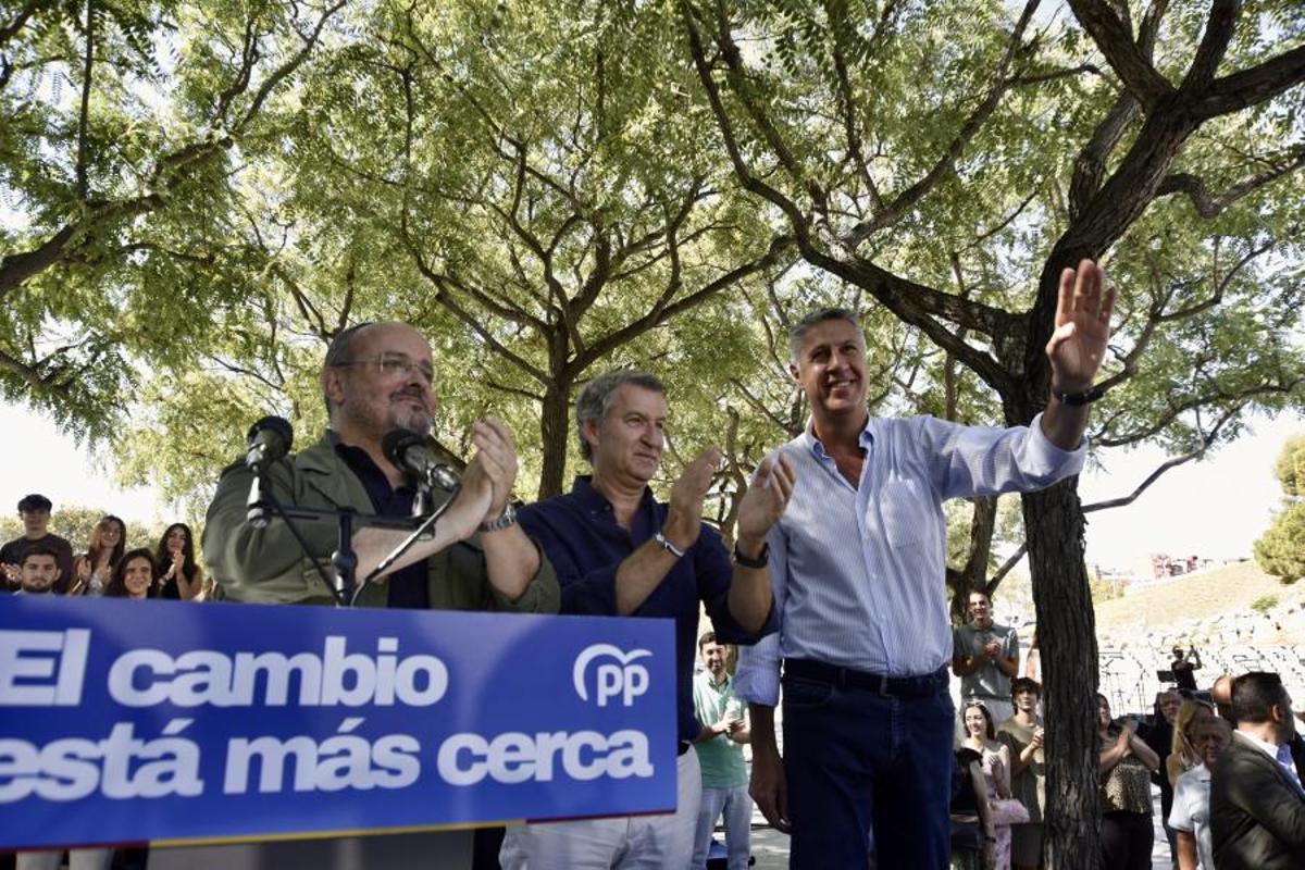 El presidente del partido Alberto Núñez Feijóo , el presidente del PP en Catalunya, Alejandro Fernández , y el alcalde de Badalona, Xavier García Albiol, durante un acto con afiliados del Partido Popular