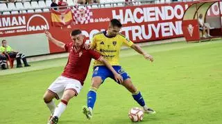 El Real Murcia Imperial paga la novatada ante un Orihuela maduro