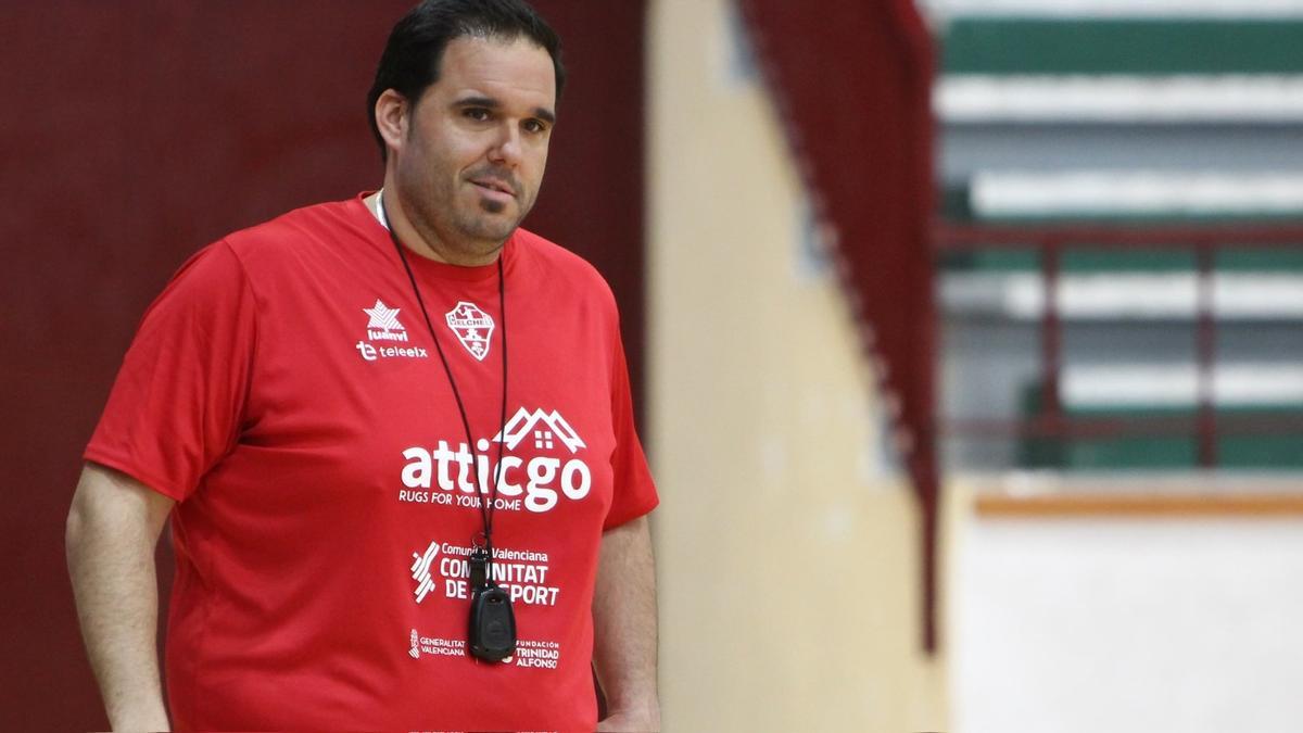 El entrenador del Atticgo Elche, Joaquín Rocamora, en el Pabellón Esperanza Lag