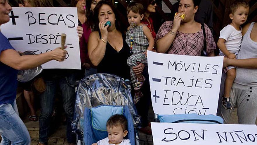 La protesta por las restricciones para tener las ayudas por el comedor escolar se prolongó ayer una hora.