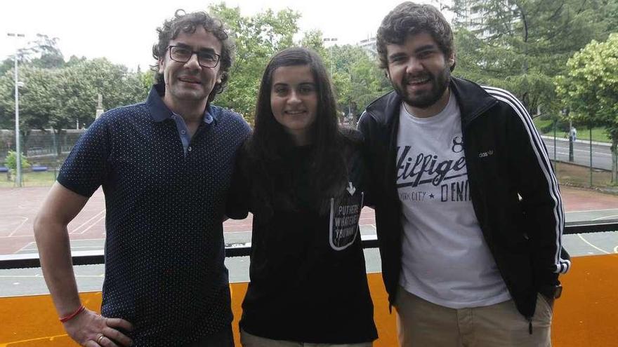 Mario Gómez, Alba Rodríguez e Iván Alonso, ayer en la cafetería Pabellón. // Jesús Regal