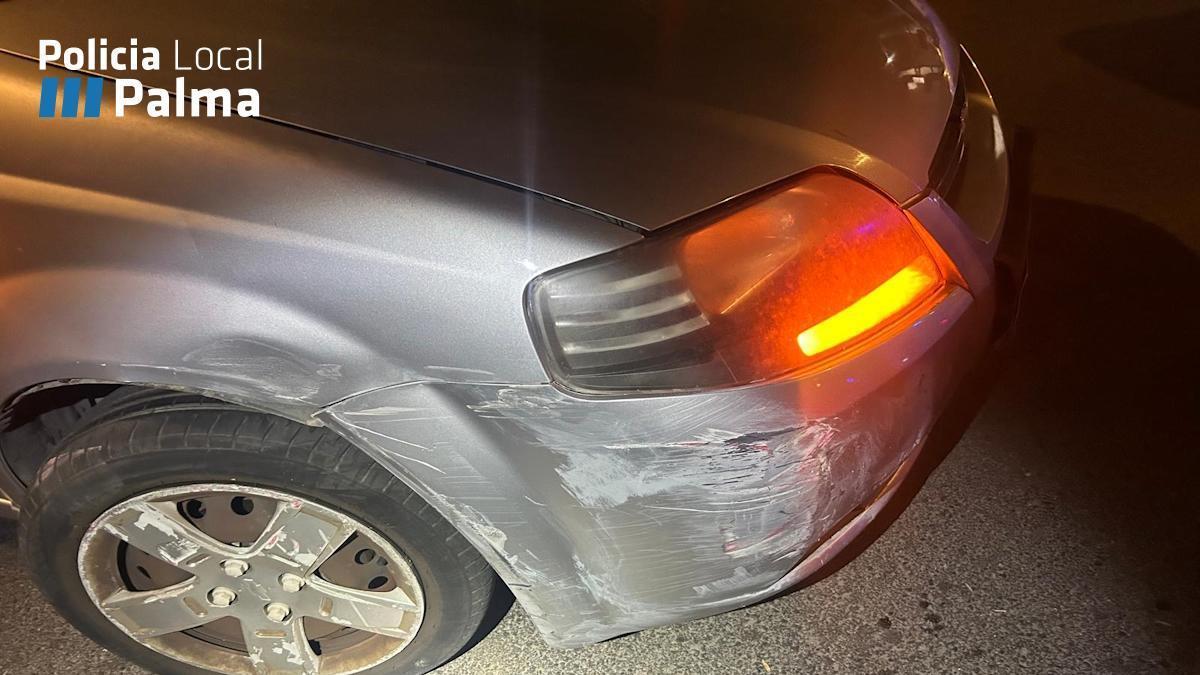 Señales del golpe en el coche de una de las conductoras investigadas.