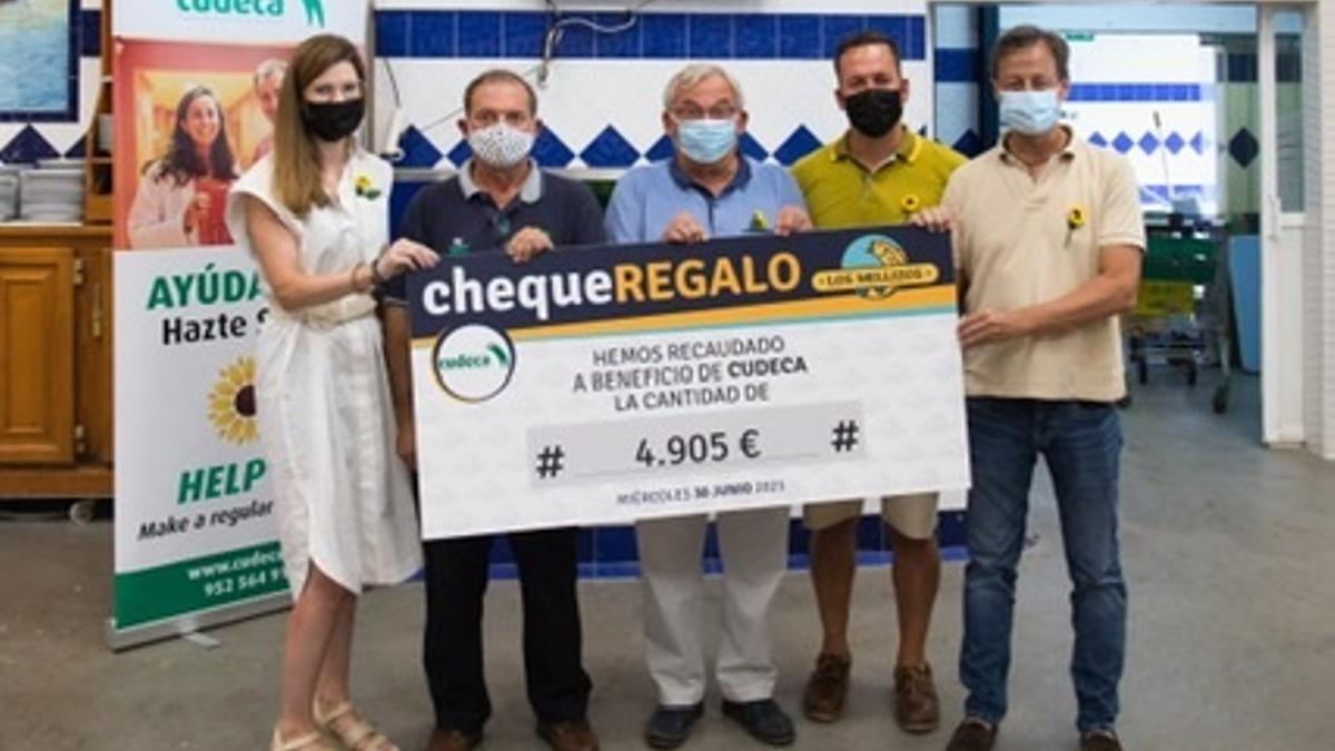 Foto de la donación de Los Mellizos a la Fundación Cudeca.