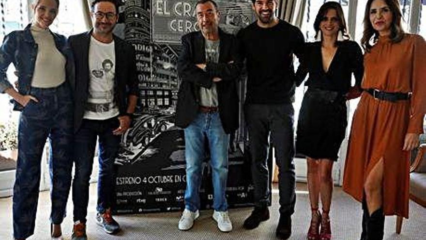 Garci con parte del equipo de la película, ayer, en Madrid.