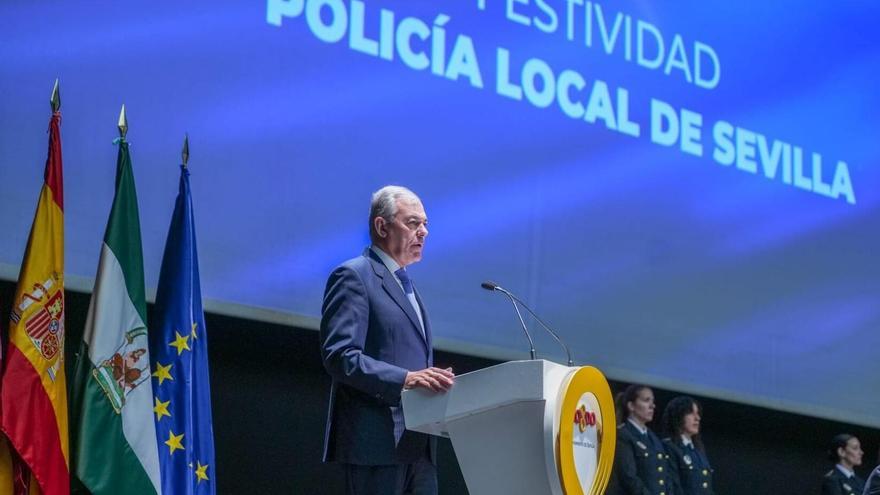 El alcalde de Sevilla, José Luis Sanz, en el acto institucional por el día de la Policía Local.