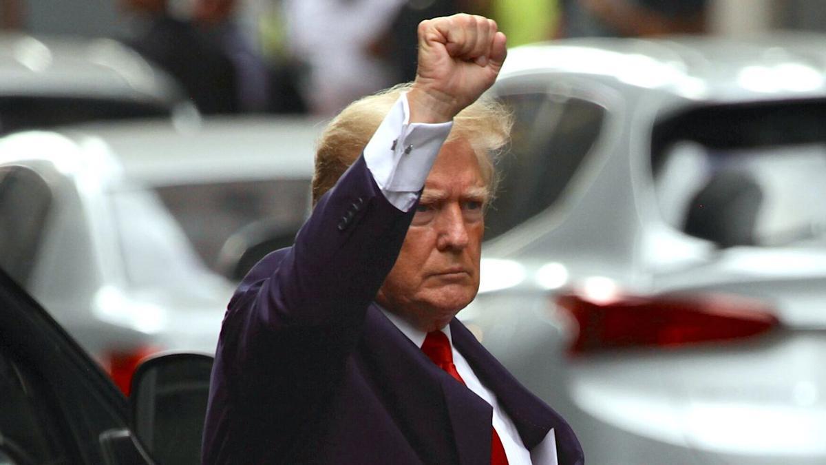 10 August 2022, US, New York: Former US President Donald Trump raises his fist while walking to a vehicle outside of Trump Tower in New York City. Photo: Niyi Fote/TheNEWS2 via ZUMA Press Wire/dpa Niyi Fote/TheNEWS2 via ZUMA Pres / DPA 10/08/2022 ONLY FOR USE IN SPAIN