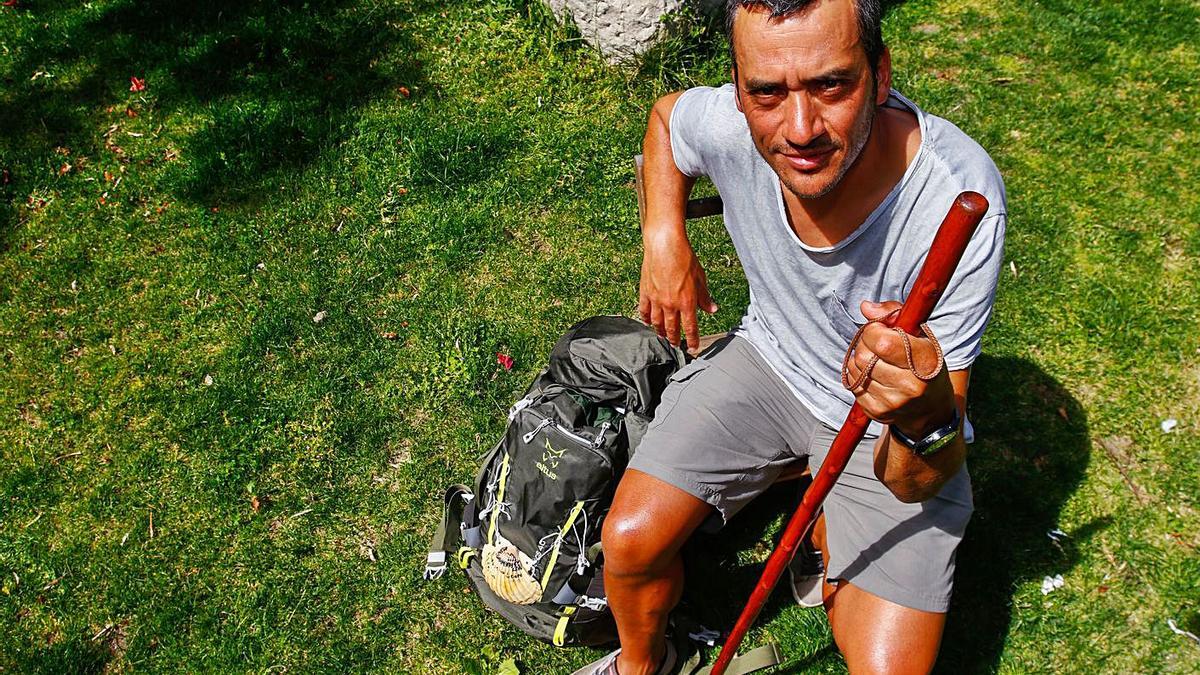 Daporta, con la mochila y el bastón que le acompañaron, recién llegado a Cambados.  | // I. ABELLA