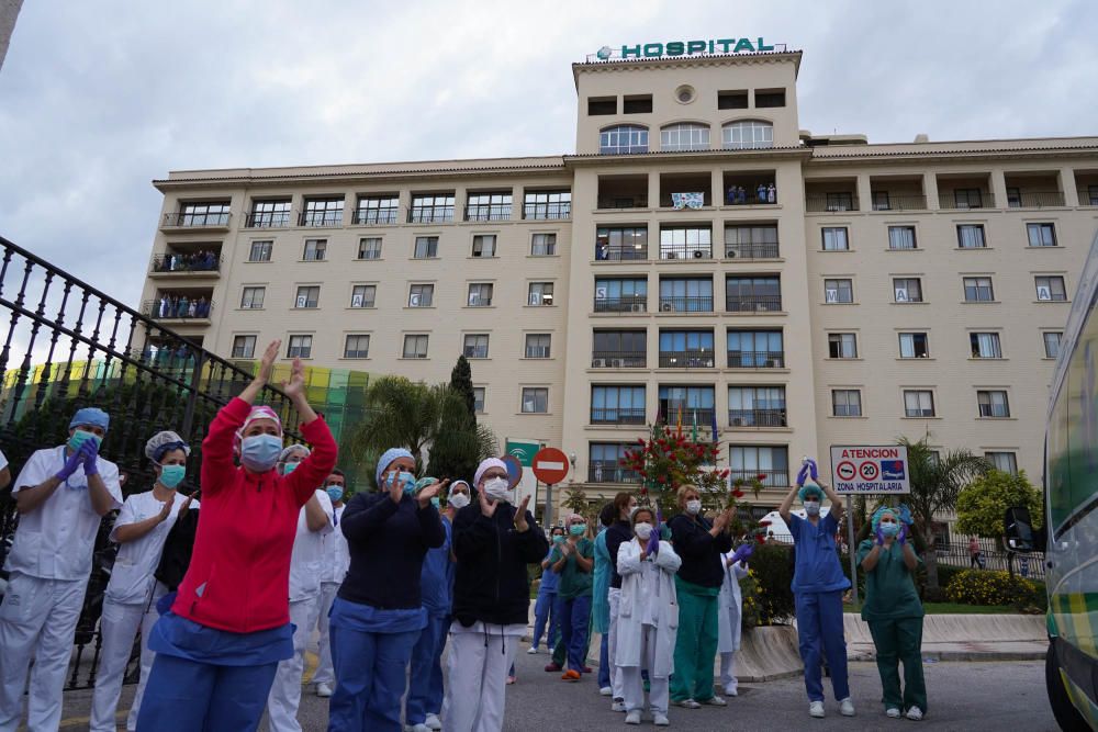 Un gran grupo de sanitarias, todas ellas enfermeras, auxiliares, doctoras... del Hospital Regional salieron a recibir los aplausos de la ciudad.