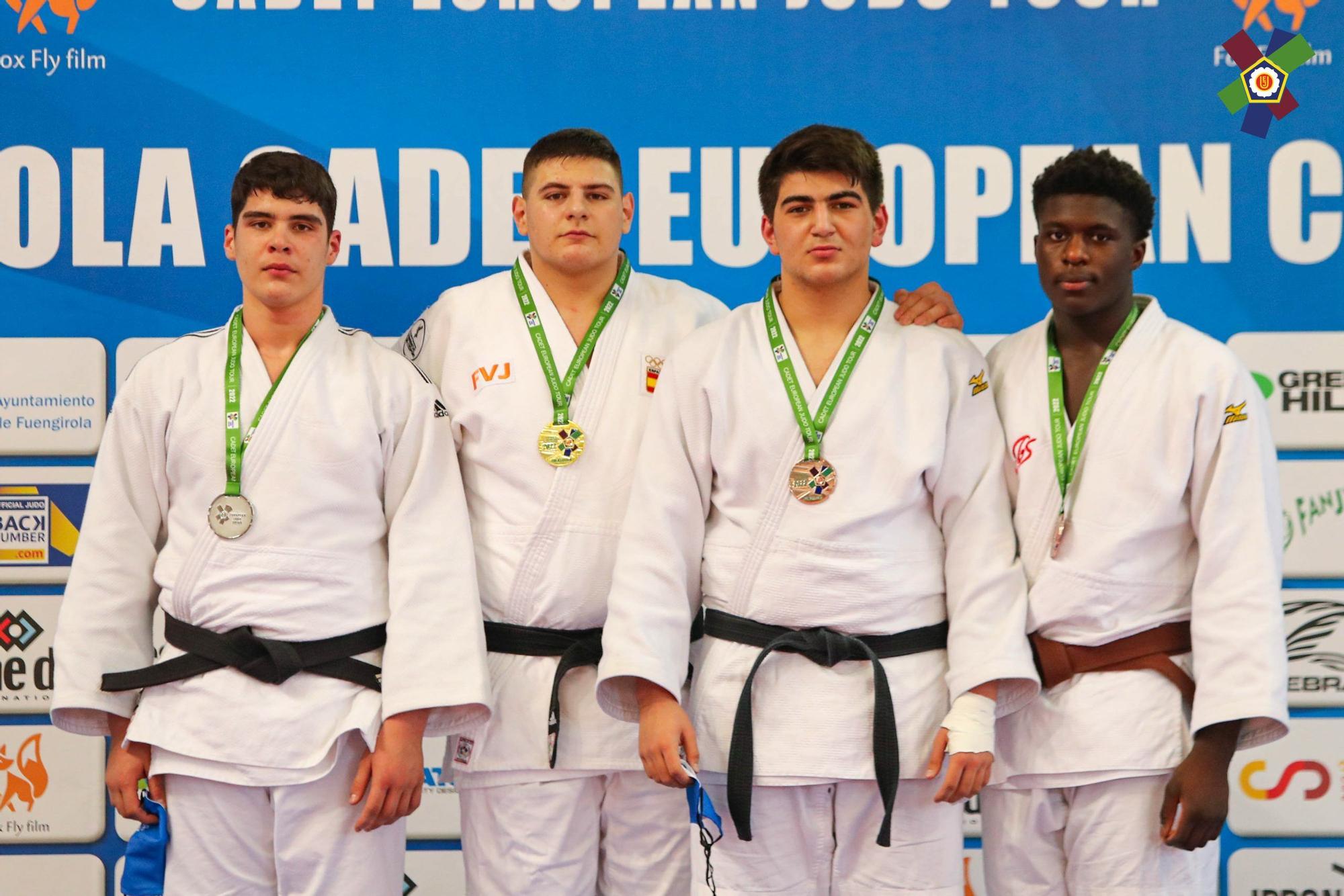 Davit Kevlishvili, oro en la European Cup Cadete de Fuengirola, junto a los otros medalistas de su categoría.