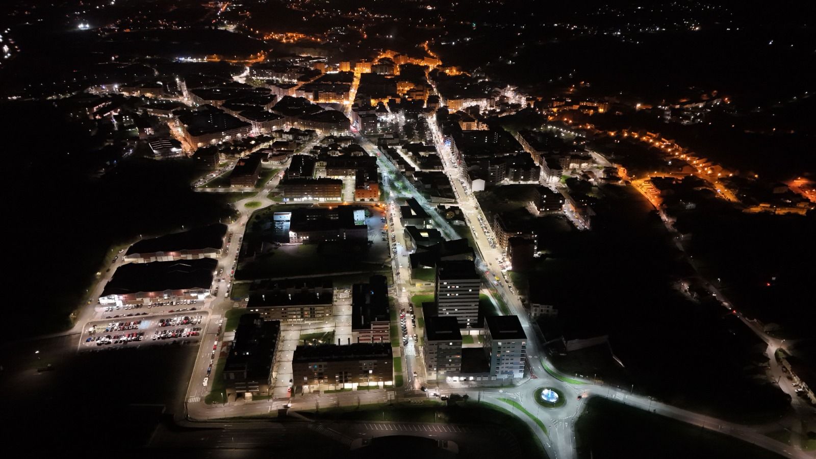 En imágenes, Pola de Siero, a vista nocturna de dron