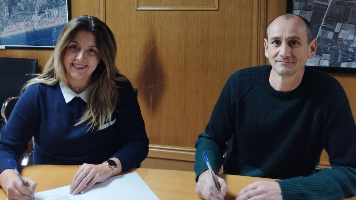 Pilar Peiró y Óscar Peñalver durante la firma del convenio.