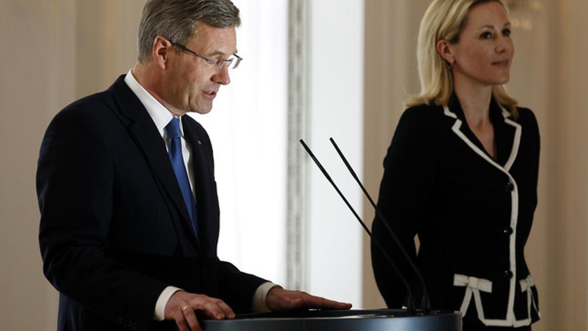 El presidente alemán, Christian Wulff, acompañado por su esposa, durante el anuncio de su dimisión, este viernes, en Berlín.