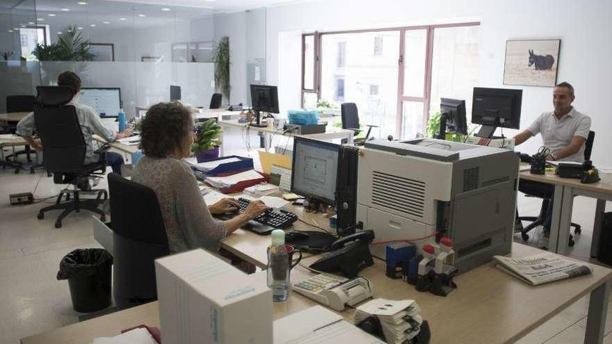 Trabajadores de la Diputación de Zamora en el edificio de La Encarnación.