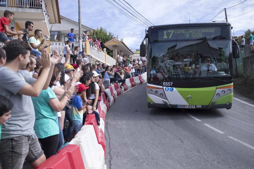 Cincuenta carros de bolas animan a toda velocidad las carreteras de Valladares ante una multitud de espectadores.