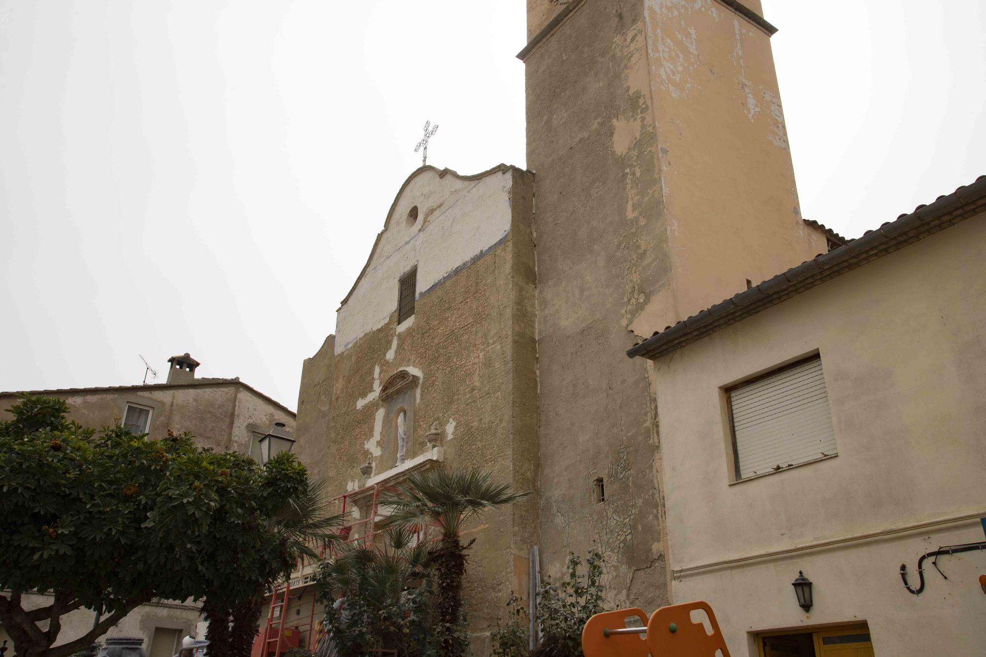 Rehabilitan la fachada y el campanario de la iglesia de Otos gracias a las aportaciones de los feligreses