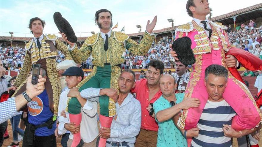 Los tres toreros por la puerta grande