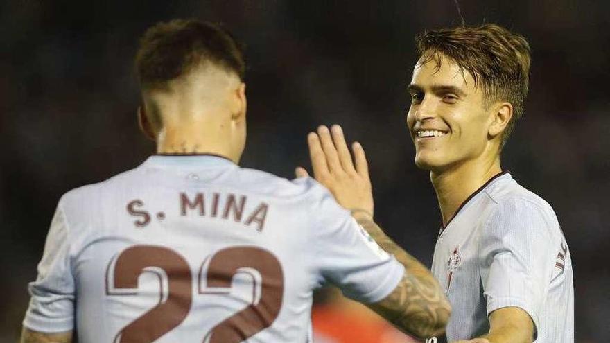 Santi Mina y Denis Suárez celebran un gol del Celta. // Ricardo Grobas