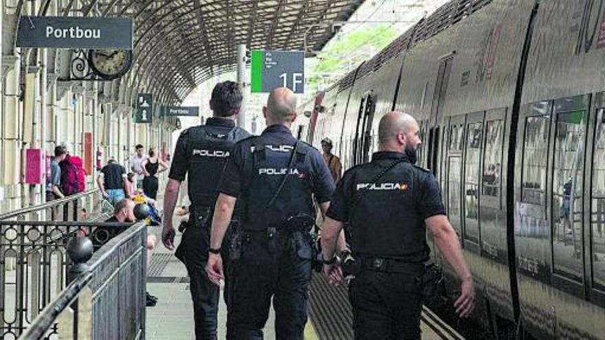 La policia controla
a Portbou un tren que
arriba de Cerbere.  david aparicio