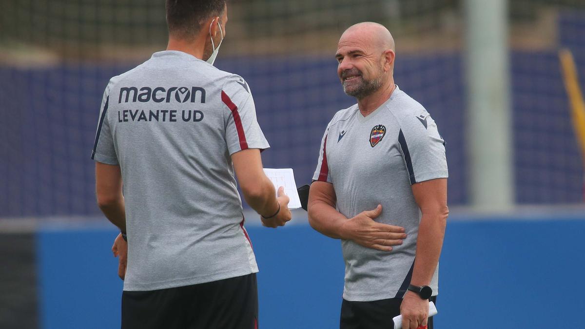 El entrenador levantinista en Buñol junto a un miembro de su cuerpo técnico.