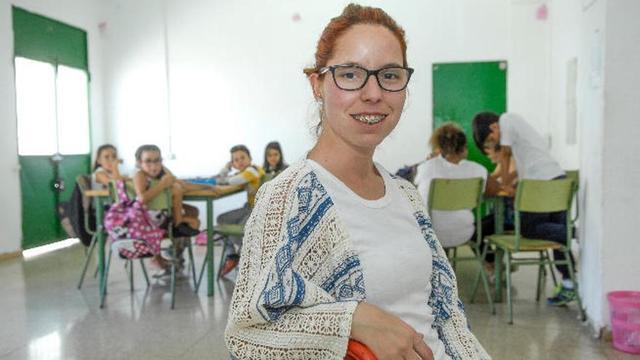Ruth Vega, educadora social, imparte clases y talleres en el barrio.