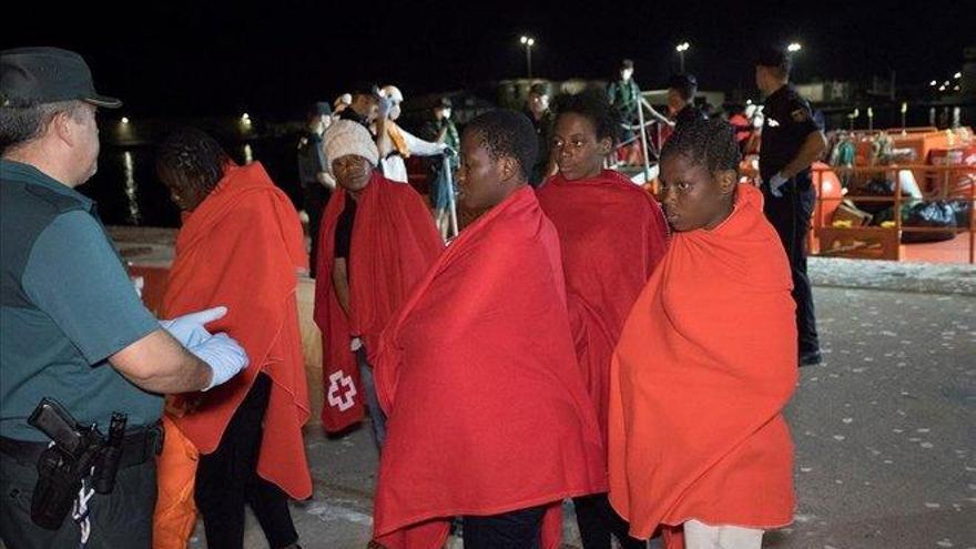 Rescatadas 219 personas y el cadáver de una mujer en el mar de Alborán