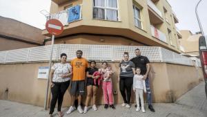 Dos de las familias amenazadas de desahucio, frente al edificio de la calle Baladre, el año pasado.