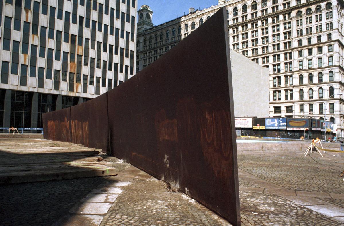 'Tilted Arc', la pieza de Richard Serra instalada en la Federal Plaza de Manhattan, poco antes de ser retirada en 1989.