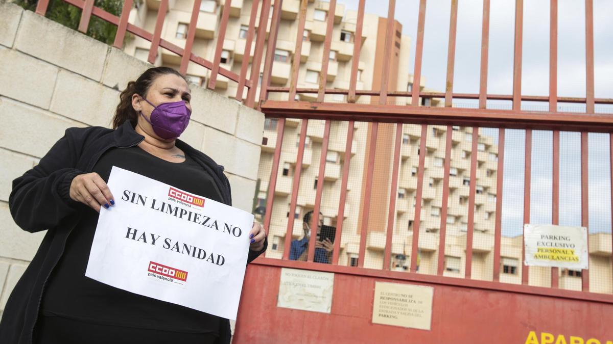 Un momento de la protesta de las trabajadoras de limpieza del geriátrico